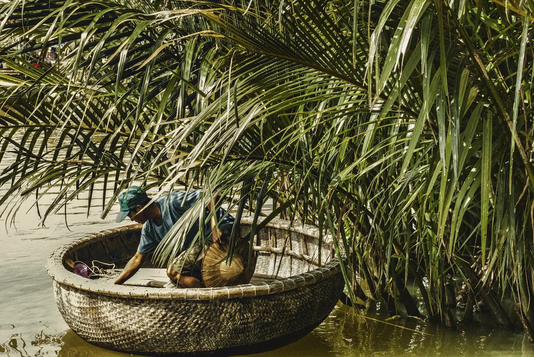 Tradiční vietnamský bambusový košíkový člun u bambusového lesa