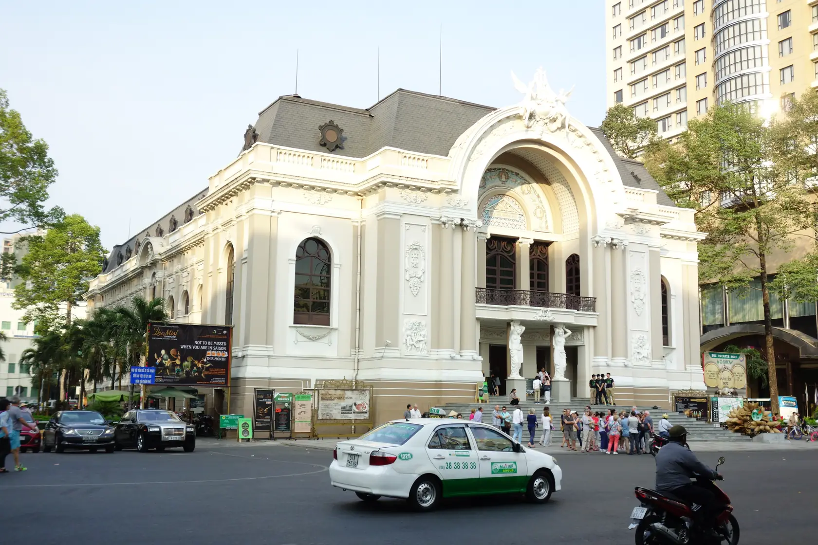 Zdobená fasáda Saigonské opery ve stylu francouzské koloniální architektury